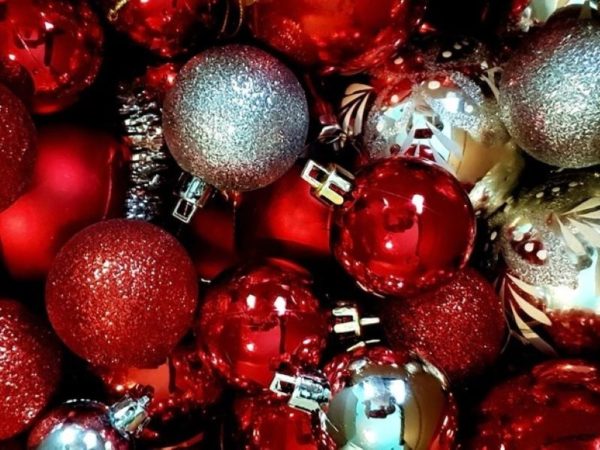 How experts hang ornaments on Pre-lit Christmas trees