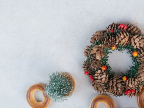 Sprucing Up Your Home this Season: An Overview of Stylish Artificial Wreaths and Garlands for Christmas