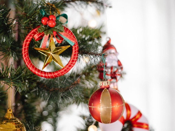 Celebrating Romantic Holidays with Artificial Christmas Trees – A Budding Love Story